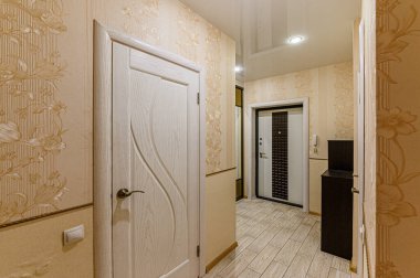 Rusya, Moskova... 7 Şubat 2020: İç mekan dairesi modern, parlak, rahat atmosfer. Genel temizlik, ev dekorasyonu, satılık ev hazırlığı. oda kapıları, onarım koridoru