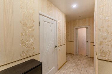 Rusya, Moskova... 7 Şubat 2020: İç mekan dairesi modern, parlak, rahat atmosfer. Genel temizlik, ev dekorasyonu, satılık ev hazırlığı. oda kapıları, onarım koridoru