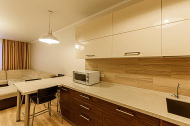 Rusya, Moskova... 7 Şubat 2020: İç mekan dairesi modern, parlak, rahat atmosfer. Genel temizlik, ev dekorasyonu, satılık ev hazırlığı. Mutfak, yemek alanı.