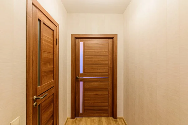 ロシア モスクワ 2020年2月7日 インテリアルームアパート現代明るい居心地の良い雰囲気 掃除や家の装飾家の販売の準備 部屋のドア修理廊下 — ストック写真