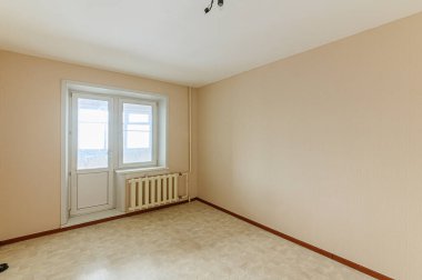 Rusya, Moskova... 10 Şubat 2020: İç mekan dairesi modern, parlak, rahat atmosfer. Genel temizlik, ev dekorasyonu, satılık ev hazırlığı.