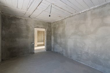 Rusya, Moskova... 10 Şubat 2020: Kendi kendini bitirme için kabataslak onarım. İç dekorasyon, binanın çıplak duvarları, inşaat sahnesi.