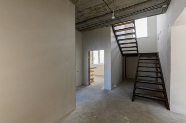 Rusya, Moskova... 10 Şubat 2020: Kendi kendini bitirme için kabataslak onarım. İç dekorasyon, binanın çıplak duvarları, inşaat sahnesi.