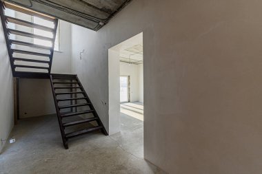 Rusya, Moskova... 10 Şubat 2020: Kendi kendini bitirme için kabataslak onarım. İç dekorasyon, binanın çıplak duvarları, inşaat sahnesi.