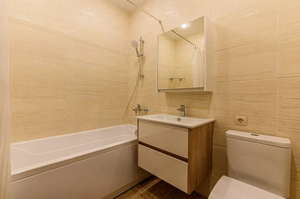 ロシア モスクワ 2020年2月10日 インテリアルームアパート現代明るい居心地の良い雰囲気 掃除や家の装飾家の販売の準備 バスルーム シンク 装飾要素 トイレ — ストック写真