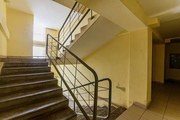ロシア モスクワ 2020年2月10日 インテリア公共の場所 家の入り口 ドア壁階段廊下 — ストック写真