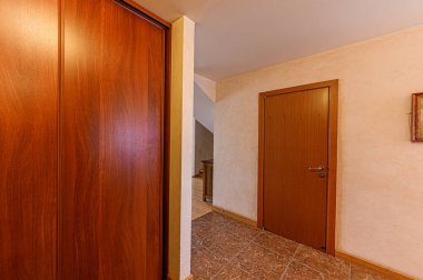 Rusya, Moskova... 10 Şubat 2020: İç mekan dairesi modern, parlak, rahat atmosfer. Genel temizlik, ev dekorasyonu, satılık ev hazırlığı.