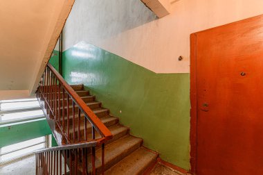 Rusya, Moskova... 10 Şubat 2020: İçişleri odası halka açık yer, ev girişi. Kapılar, duvarlar, merdivenler