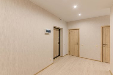 Rusya, Moskova... 10 Şubat 2020: İç mekan dairesi modern, parlak, rahat atmosfer. Genel temizlik, ev dekorasyonu, oda kapıları, onarım koridoru.