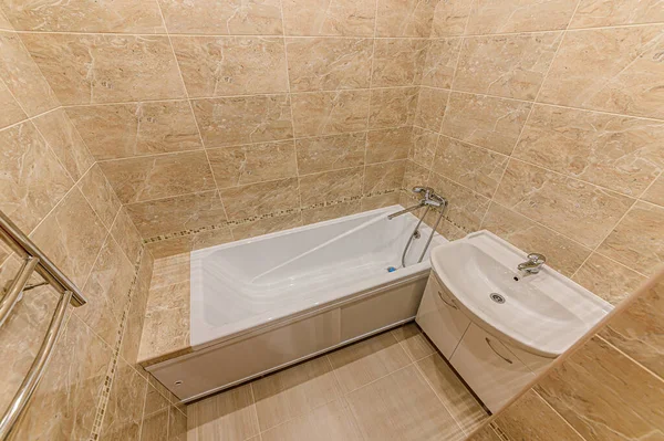 ロシア モスクワ 2020年2月10日 インテリアルームアパート現代明るい居心地の良い雰囲気 一般的な掃除 家の装飾 近代的なバスルーム シンク 装飾要素 トイレ — ストック写真