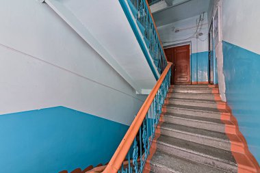 Rusya, Moskova... 10 Şubat 2020: İç mekan, ev girişi. Kapılar, duvarlar, merdivenler