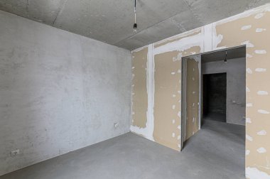 Rusya, Moskova... 10 Şubat 2020: İç mekan dairesi modern, parlak, rahat atmosfer. Genel temizlik, ev dekorasyonu, satılık ev hazırlığı.