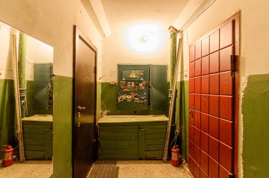 Rusya, Moskova... 10 Şubat 2020: İç mekan, ev girişi. Kapılar, duvarlar, merdivenler