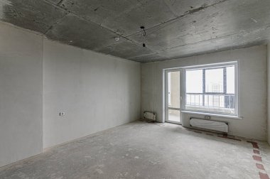 Rusya, Moskova... 10 Şubat 2020: İçişleri dairesi kendi kendini bitirme için kabataslak onarım. İç dekorasyon, binanın çıplak duvarları, inşaat sahnesi.