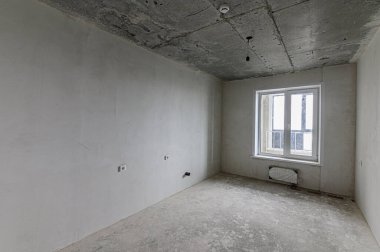 Rusya, Moskova... 10 Şubat 2020: İçişleri dairesi kendi kendini bitirme için kabataslak onarım. İç dekorasyon, binanın çıplak duvarları, inşaat sahnesi.