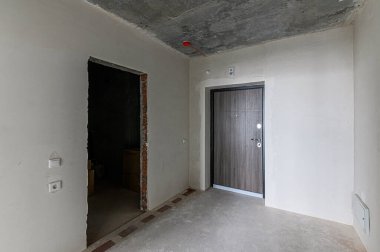 Rusya, Moskova... 10 Şubat 2020: İçişleri dairesi kendi kendini bitirme için kabataslak onarım. İç dekorasyon, binanın çıplak duvarları, inşaat sahnesi.