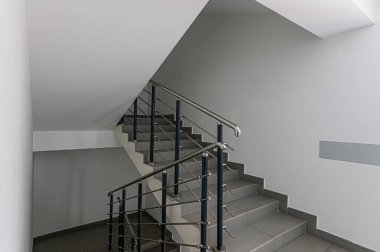 Rusya, Moskova... 15 Şubat 2020: İç mekan dairesi modern, parlak, rahat atmosfer. Halka açık bir yer, ev girişi. Kapılar, duvarlar, merdivenler