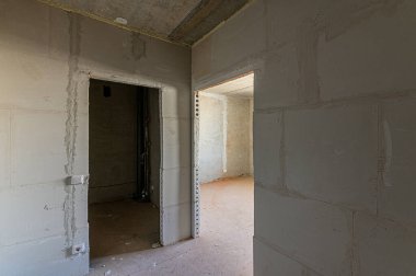 Rusya, Moskova... 15 Şubat 2020: Kendi kendini bitirme için kabataslak onarım. İç dekorasyon, binanın çıplak duvarları, inşaat sahnesi.