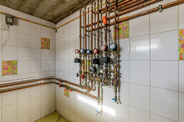 Rusya, Moskova... 15 Şubat 2020: iç kazan dairesi. Isıtma sistemi, borular ve cihazlar