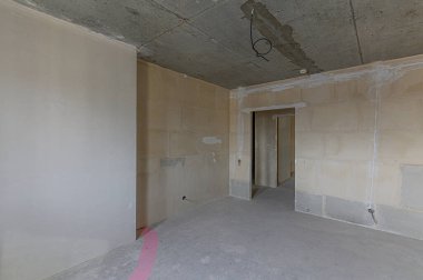 Rusya, Moskova... 15 Şubat 2020: İçişleri odası kendi kendini bitirme için kaba bir tadilat. İç dekorasyon, binanın çıplak duvarları, inşaat sahnesi.