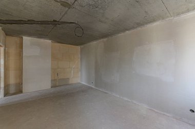 Rusya, Moskova... 15 Şubat 2020: İçişleri odası kendi kendini bitirme için kaba bir tadilat. İç dekorasyon, binanın çıplak duvarları, inşaat sahnesi.