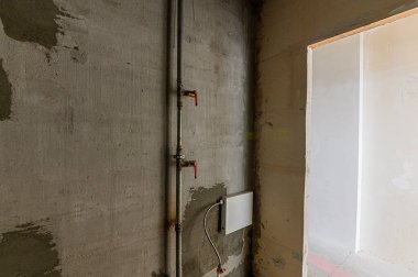 Rusya, Moskova... 15 Şubat 2020: İçişleri odası kendi kendini bitirme için kaba bir tadilat. İç dekorasyon, binanın çıplak duvarları, inşaat sahnesi.