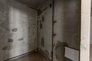 Rusya, Moskova... 15 Şubat 2020: İçişleri odası kendi kendini bitirme için kaba bir tadilat. İç dekorasyon, binanın çıplak duvarları, inşaat sahnesi.