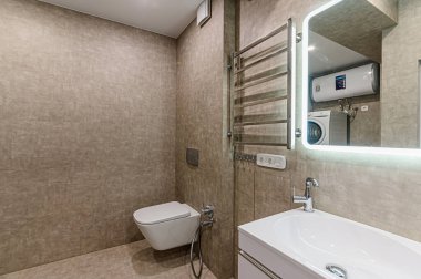 Rusya, Moskova... 15 Şubat 2020: İç mekan dairesi modern, parlak, rahat atmosfer. Genel temizlik, ev dekorasyonu, satılık ev hazırlığı. banyo, lavabo, dekor elementleri, tuvalet