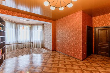 Rusya, Moskova... 15 Şubat 2020: İç mekan dairesi modern, parlak, rahat atmosfer. Genel temizlik, ev dekorasyonu, satılık ev hazırlığı. oda kapıları, onarım koridoru