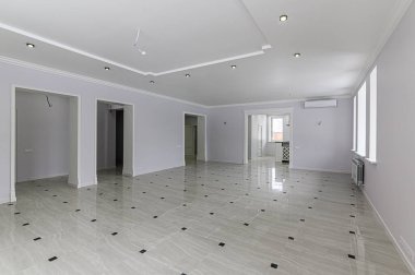 Rusya, Moskova... 15 Şubat 2020: İç mekan dairesi modern, parlak, rahat atmosfer. Genel temizlik, ev dekorasyonu, satılık ev hazırlığı.