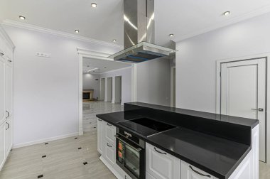 Rusya, Moskova... 15 Şubat 2020: İç mekan dairesi modern, parlak, rahat atmosfer. Genel temizlik, ev dekorasyonu, satılık ev hazırlığı.