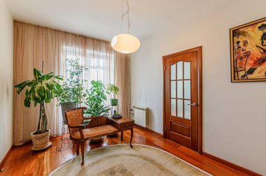 Rusya, Moskova... 15 Şubat 2020: İç mekan dairesi modern, parlak, rahat atmosfer. Genel temizlik, ev dekorasyonu, satılık ev hazırlığı.