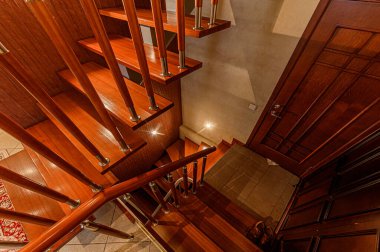 Rusya, Moskova... 15 Şubat 2020: İç mekan dairesi modern, parlak, rahat atmosfer. Genel temizlik, ev dekorasyonu, satılık ev hazırlığı. Merdivenler, basamaklar