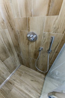 Rusya, Moskova... 15 Şubat 2020: İç mekan dairesi modern, parlak, rahat atmosfer. Genel temizlik, ev dekorasyonu, satılık ev hazırlığı. banyo, lavabo, dekor elementleri, tuvalet