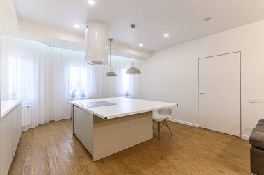 Rusya, Moskova... 15 Şubat 2020: İç mekan dairesi modern, parlak, rahat atmosfer. Genel temizlik, ev dekorasyonu, satılık ev hazırlığı.