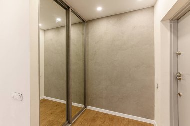 Rusya, Moskova... 15 Şubat 2020: İç mekan dairesi modern, parlak, rahat atmosfer. Genel temizlik, ev dekorasyonu, satılık ev hazırlığı. oda kapıları, onarım koridoru