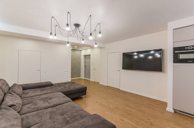 Rusya, Moskova... 15 Şubat 2020: İç mekan dairesi modern, parlak, rahat atmosfer. Genel temizlik, ev dekorasyonu, satılık ev hazırlığı.