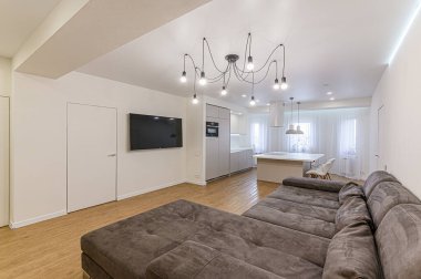 Rusya, Moskova... 15 Şubat 2020: İç mekan dairesi modern, parlak, rahat atmosfer. Genel temizlik, ev dekorasyonu, satılık ev hazırlığı.