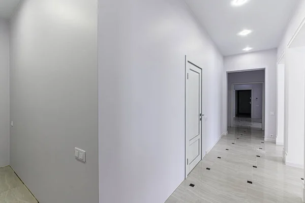 俄罗斯 莫斯科 2020年2月15日 室内公寓现代明亮舒适的氛围 一般清洁 家居装修 准备出售房屋 房间门 维修走廊 — 图库照片