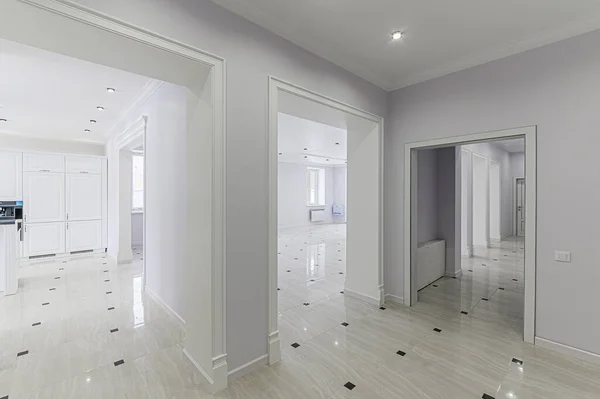 ロシア モスクワ 2020年2月15日 インテリアルームアパート現代明るい居心地の良い雰囲気 掃除や家の装飾家の販売の準備 部屋のドア修理廊下 — ストック写真