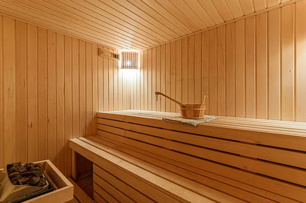 Rusya, Moskova... 15 Şubat 2020: İç mekan dairesi modern, parlak, rahat atmosfer. Genel temizlik, ev dekorasyonu, satılık ev hazırlığı. Banyo, sauna