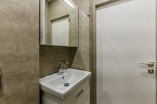ロシア モスクワ 2020年2月15日 インテリアルームアパート現代明るい居心地の良い雰囲気 掃除や家の装飾家の販売の準備 バスルーム シンク 装飾要素 トイレ — ストック写真
