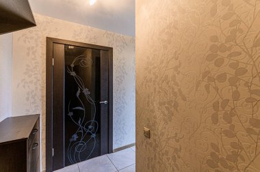 Rusya, Moskova... 10 Nisan 2020: İç mekan dairesi modern, parlak, rahat atmosfer. Genel temizlik, ev dekorasyonu, satılık ev hazırlığı.