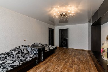 Rusya, Moskova... 10 Nisan 2020: İç mekan dairesi modern, parlak, rahat atmosfer. Genel temizlik, ev dekorasyonu, satılık ev hazırlığı.