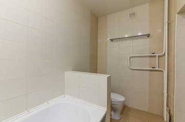 Rusya, Moskova... 10 Nisan 2020: İç mekan dairesi modern, parlak, rahat atmosfer. Genel temizlik, ev dekorasyonu, satılık ev hazırlığı. banyo, lavabo, dekor elementleri, tuvalet