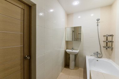 Rusya, Moskova... 10 Nisan 2020: İç mekan dairesi modern, parlak, rahat atmosfer. Genel temizlik, ev dekorasyonu, satılık ev hazırlığı. banyo, lavabo, dekor elementleri, tuvalet