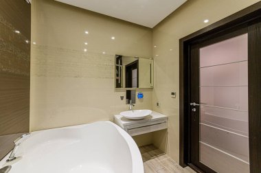 Rusya, Moskova... 10 Nisan 2020: İç mekan dairesi modern, parlak, rahat atmosfer. Genel temizlik, ev dekorasyonu, satılık ev hazırlığı. banyo, lavabo, dekor elementleri, tuvalet