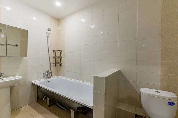 ロシア モスクワ 2020年4月10日 インテリアルームアパート現代明るい居心地の良い雰囲気 掃除や家の装飾家の販売の準備 バスルーム シンク 装飾要素 トイレ — ストック写真