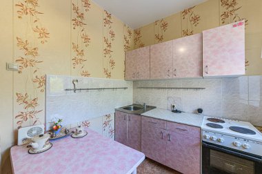 Rusya, Moskova... 15 Nisan 2020: İç mekan dairesi modern, parlak, rahat atmosfer. Genel temizlik, ev dekorasyonu, satılık ev hazırlığı.