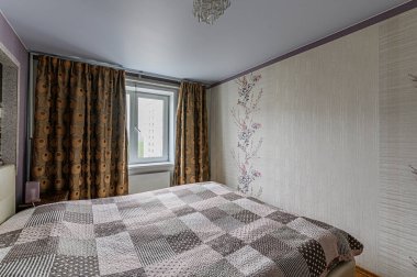 Rusya, Moskova... 15 Nisan 2020: İç mekan dairesi modern, parlak, rahat atmosfer. Genel temizlik, ev dekorasyonu, satılık ev hazırlığı. Yataklı yatak odası